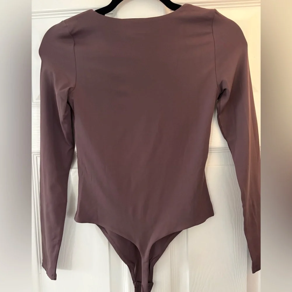 Aritzia Babaton Contour V-Neck Longsleeve Bodysuit - Picture 6 of 7